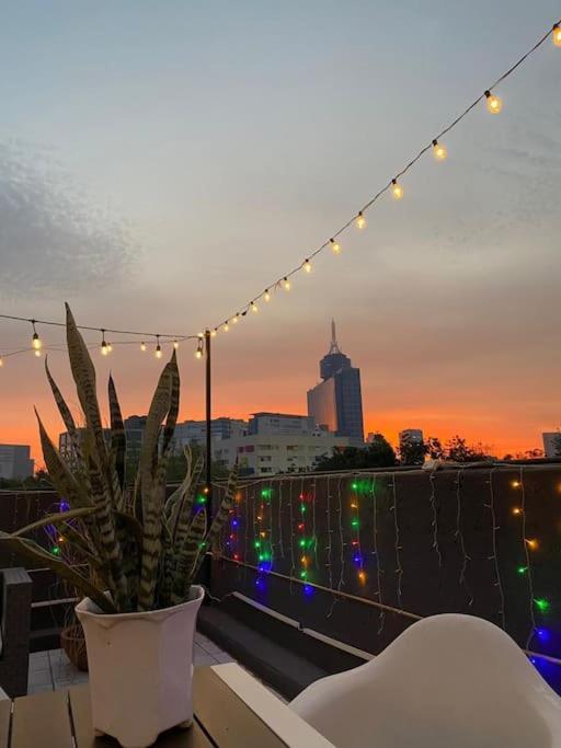 Apartment Stunning With Spacious Private Rooftop! *
