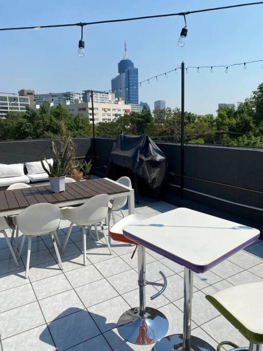 Stunning With Spacious Private Rooftop! Apartment *